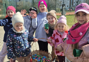 Dzieci prezentują zebrane jajka.