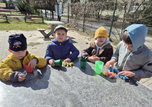 Dzieci przeliczają zebrane jajka.