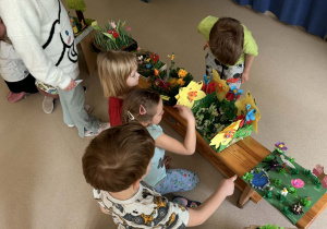 Dzieci podziwiają prace.