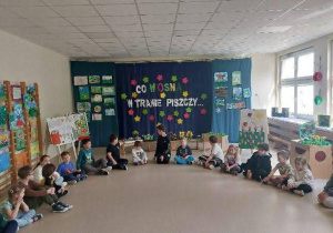 Dzieci w kole bawią się podczas wernisażu.