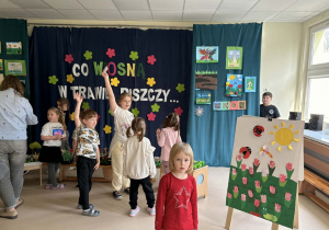 Dzieci ze szkoły uczestniczą w zajęciach.