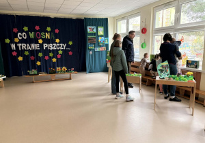 Rodzice oglądają wernisaż.