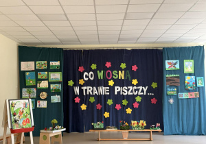 Ściana wypełniona pracami plastycznymi.