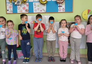 Dzieci pozują z niebieskimi sercami