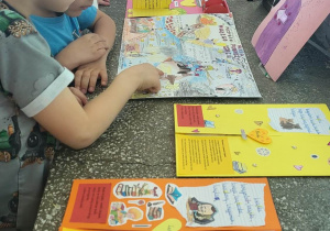 Dzieci oglądają prace w bibliotece