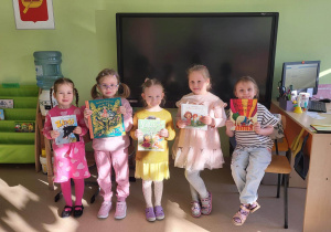 Dziewczynki trzymają książki w ręku