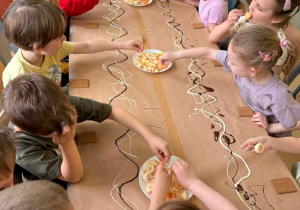 Dzieci siedzą przy stole