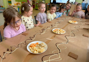 Dzieci słuchają opowiadania