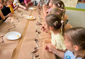 Dzieci wybierają owoc do degustacju