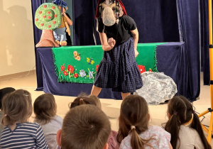 Aktorka na scenie w przebraniu czarownicy podczas przedstawienia pt. Samolubny Olbrzym"