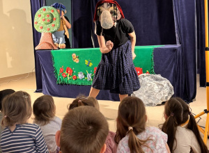 Przedstawienie teatralne pt. „Samolubny olbrzym”.