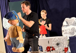 Aktorzy Teatru Widzimisię operują lalkami podczas przedstawienia o samolubnym olbrzymie.