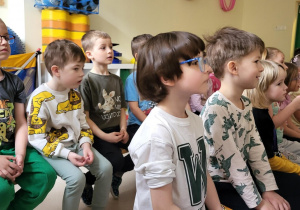 Dzieci oglądają przedstawienie