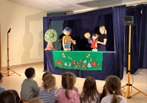 Dzieci oglądają przedstawienie Teatru Widzimisię pt. Samolubny Olbrzym