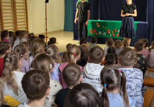 Dzieci oglądają przedstawienie teatralne