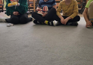 Chłopiec uczy się jak prawidłowo myć zęby