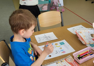 Dzieci oglądają prezenty