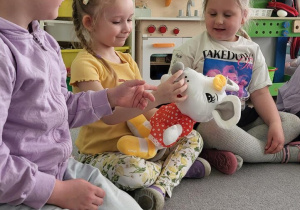 Dzieci uczą się jak myć prawidłowo zęby