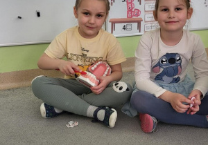 Dziewczynki uczą sie prawidłoego mycia zębów