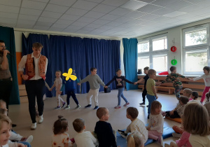 Dzieci ustawione w wężyku za prowadzącym