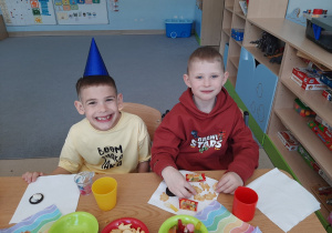 Dwóch chłopców siedzi przy stole