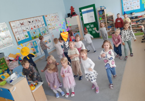 Dzieci tańczą przy muzyce