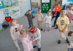 Dzieci tańczą przy piosence muzyczno - ruchowej