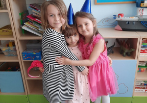 Trzy dziewczynki przytulają się