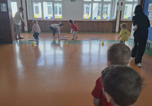 Dzieci biegną podczas zawodów sportowych