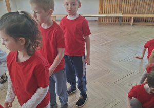 Dzieci stoją w kolejce