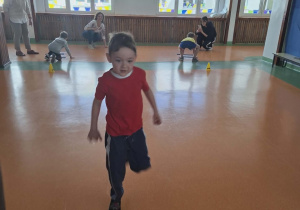 Dzieci uczestniczą w zawodach sportowych