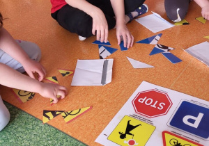 Dziewczynki układają znaki drogowe z puzzli