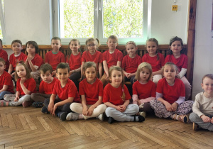 Zdjęcie grupowe dzieci biorących udział w turnieju