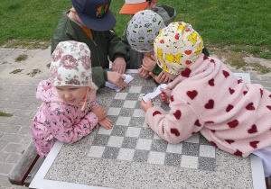 Dzieci układają puzzle przedstawiające symbole narodowe