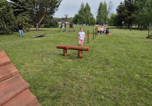 Dziewczynka pokonuje tor przeszkód
