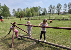 Dwie dziewczynki przechodzą po równoważni
