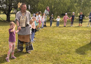 Dzieci siedzą w tipi i słuchają opowieści o zwyczajach Indian.