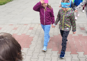 Dzieci idą w parach
