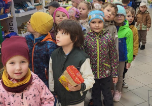Dzieci stoją w sklepie w parach