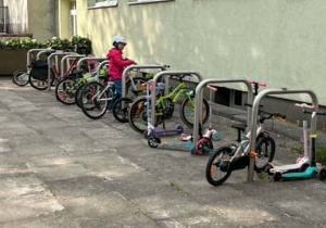 Dziewczynka parkuje swój rower