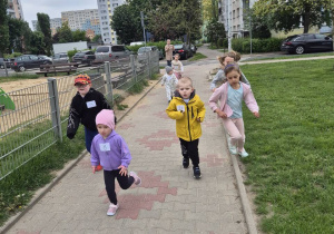 DIeci biegną w stronę mety