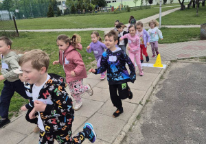 Dzieci biegną do mety