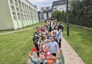 Wszystkie grupy idą w stronę strartu by odbyć bieg