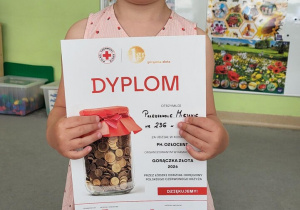 Dziewczyna trzyma dyplom