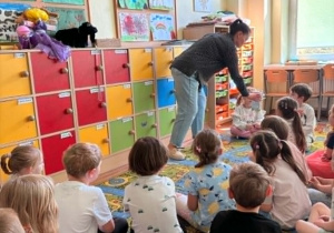 Dzieci oglądają eko zabawki