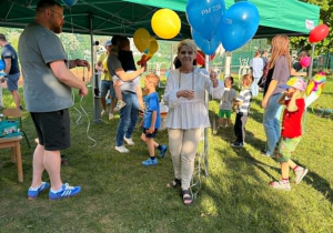 Pani dyrektor rozdaje balony