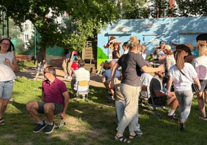 Rodzice uczestniczą w konkursie z krzesłami