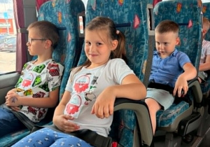 Dzieci jadą w autokarze