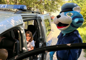 Dziewczynka siedzi w radiowozie