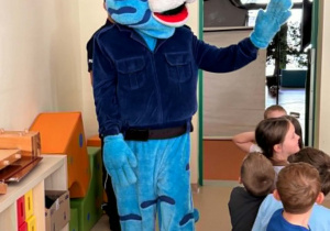 Kot Prewencjusz wita się z dziećmi